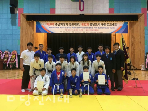 ▲ 지난 1일부터 이틀간 열린 제32회 충청남도지사배 유도대회 및 제60회 충청남도회장기 유도대회, 제49회 충청남도 체급별 개인유도선수권대회에서 당진시 선수들이 수상한 가운데, 기념촬영을 하고 있다.