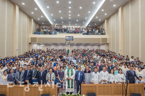 ▲ 지난 9일 기지시감리교회 제2성전에서 완공 후 첫 예배가 이뤄졌다.