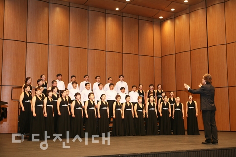 ▲ 지난 8일 당진문예의전당에서 제43회 충청남도합창경연대회가 열린 가운데, 온누리합창단이 노래를 부르고 있다.