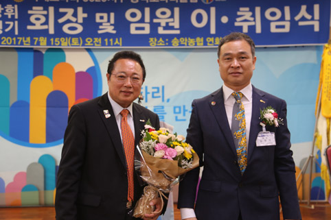 ▲ 지난 15일 당진송악로타리클럽 제 18대·19대 회장 이취임식이 송악농협 대연회장에서 열렸다. 이창휘 회장(왼)과 김형기 회장(오)