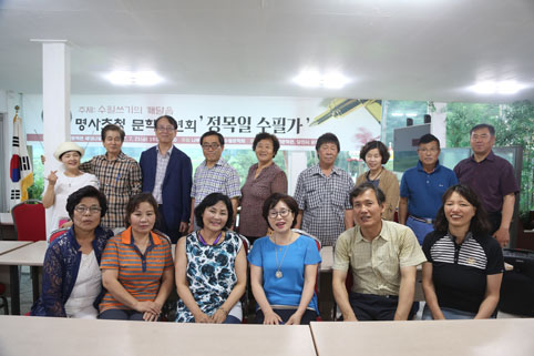 ▲ 지난 21일 문학강연회에서 만난 나루문학회와 당진수필문학회 회원들의 모습