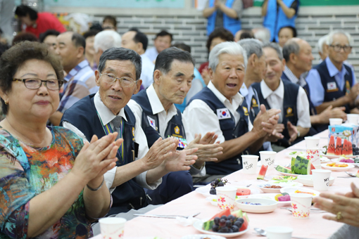 ▲ 동일교회 예수촌 사랑봉사단이 지역에 거주하는 국가유공자 및 70세 이상 지역 노인들을 초청해 삼계탕을 대접했다.