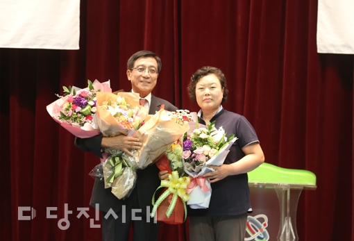 ▲ 수상한 최대성 석문농협 조합장과 이종순 당진시연합회장