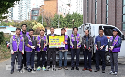 ▲ 새당진라이온스클럽이 지난 26일 취약계층에 사랑의 연탄을 전달했다.