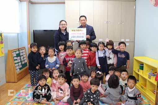 ▲ 대상어린이집이 아나바다 장터로 얻은 수익금을 송산종합사회복지관에 전달했다.