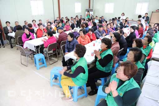 ▲ 새마을운동 당진시지회가 사랑의 고추장 담기와 시각장애인 친교의 날 행사를 이틀에 걸쳐 진행했다.