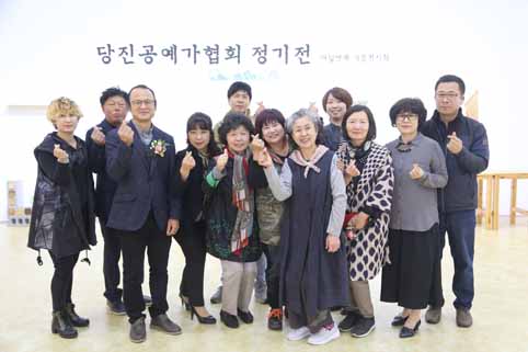 ▲ 지난 3일 당진공예가협회 작품전시회에서 만난 회원들
