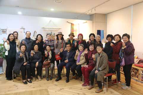 ▲ 지난 3일 당진문화원 ‘씨실·날실로 엮어 만든 빛나는 인생 2막’ 작품 전시가 진행됐다.