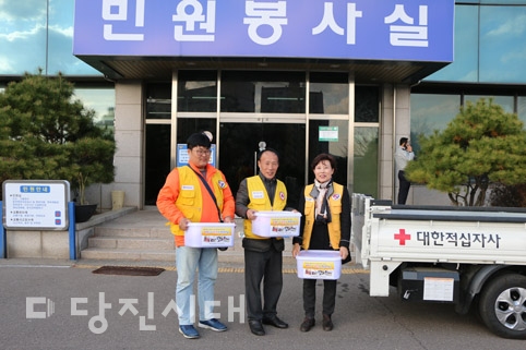▲ 대한적십자사 당진지구협의회가 경찰서와 지구대 및 파출소에 김장김치를 전달했다.