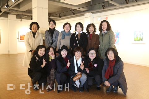 ▲ 아트그룹 그린나래 소속 작가들의 모습
