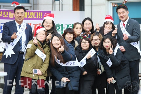 ▲ 지난 22일 당진학부모모임이 누리과정 차액보육료 전액 지원에 축하와 감사의 마음을 담아 당진구터미널 KT 광장에서 빵 나눔 행사를 실시했다.