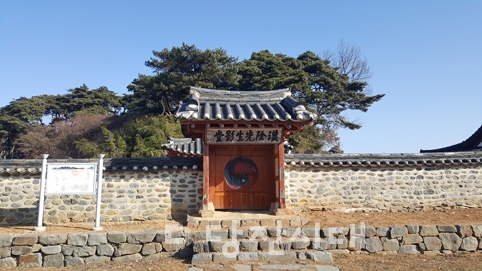 ▲ 영당 앞에 설치된 안내판 글씨가 거의 다 지워져 있어 내용을 알아 볼 수 없다.