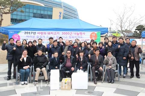 ▲ 지난 15일 대전충남 양돈농협 당진양돈작목반이 연말연시를 맞이해 돼지고기 3000근을 38개 기관에 전달했다.