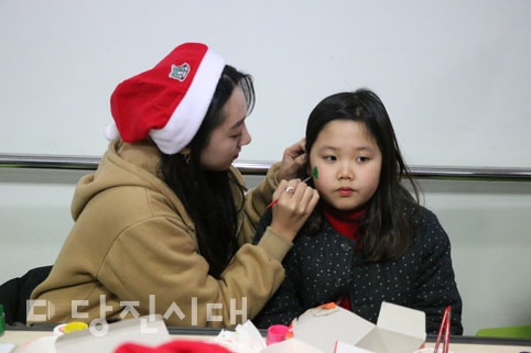 ▲ 송산을 사랑하는 사람들의 모임과 송산종합사회복지관이 2017년 산타잔치를 지난 16일 개최했다.