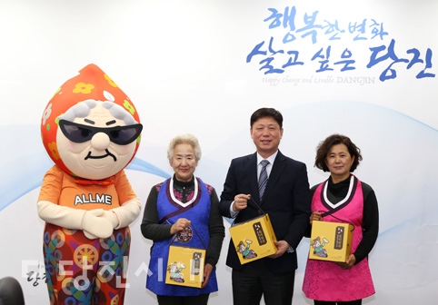 ▲ 순성면 백석리 백석올미마을이 지난 18일 당진시에 매실한과 100상자를 당진시에 전달했다.