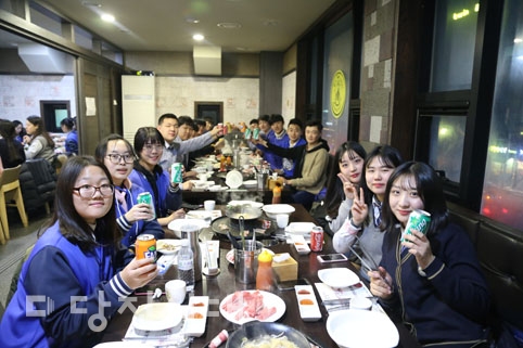 ▲ 지난 20일 신평고등학교와 자매학교 결연을 맺은 중국 제66중학교 학생들이 당진을 방문했다.