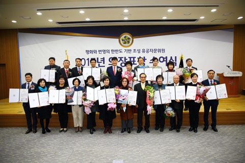 ▲ 민주평화통일자문회의 당진시협의회 김남걸·문광석 위원과 이상현 주무관이 대통령 표창을 수상했다.