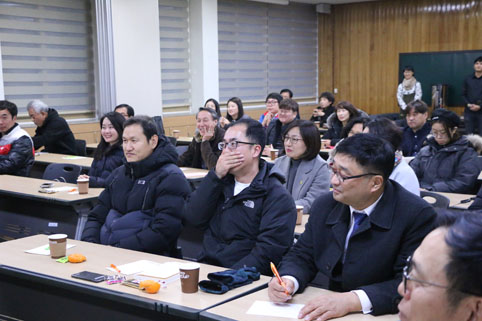 ▲ 2017 찾아가는 시민학교에서 강원국 전 청와대 연설비서관이 ‘말과 글로 성장하는 삶’을 주제로 강의했다.