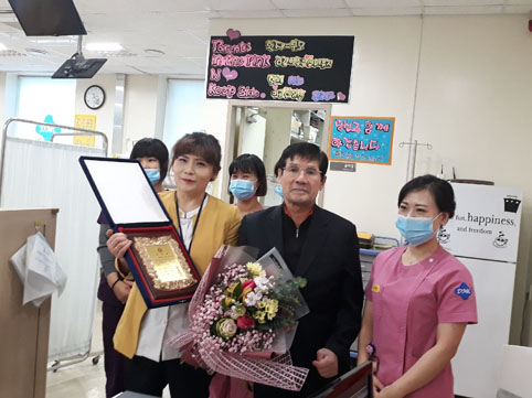▲ 고엽제전우회 당진시지회가 당진종합병원 간호사들에게 감사패를 전달했다.