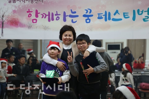 ▲ 지난달 22일 샬롬지역아동센터가 송산개미작은도서관에서 함께하는 꿈 페스티벌을 진행했다