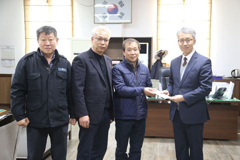 ▲ 지난달 22일 송산상인연합회가 송산행정복지센터에 어려운 이웃에게 써달라며 농협상품권을 전달했다.