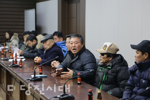 ▲ 합덕농협RPC의 부실경영을 규탄하는 기자회견 후 대책위와 농협 측이 대화의 시간을 가졌다.