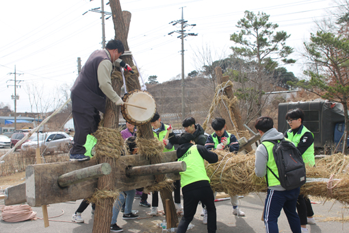 ▲ 기지시줄다리기 민속축제가 다음날 12일부터 15일까지 개최될 가운데, 지난 20일 줄제작장에서 축제에 쓰일 큰 줄 제작이 이뤄졌다.