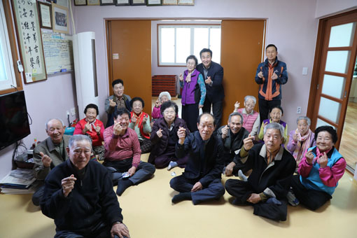 ▲ 송산면 서정리가 마을경로당 창립기념일을 맞아 지난 17일 경로잔치를 개최했다.