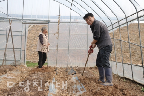 ▲ 재능기부로 텃밭 봉사를 실시하고 있는 김수남 신평면 신당리 전 부녀회장과 이은로 당진화력 과장