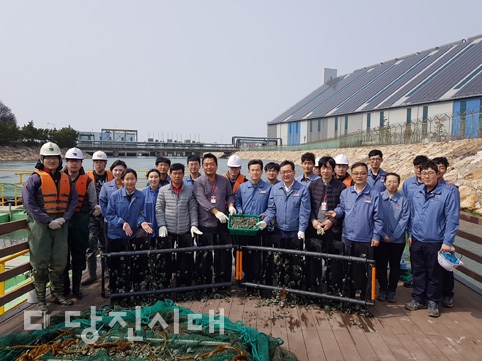 ▲ 한국동서발전 당진화력본부가 온배수 가두리양식장에서 육성한 전복을 교로어촌계에게 전달했다.