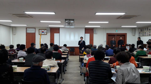 ▲ 당진2동주민자치위원회가 지역 노인을 대상으로 영화 상영을 지난 5일 진행했다.