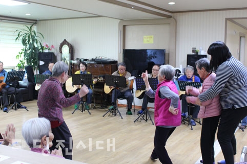 ▲ 당진시노인복지관이 지난 24일 재능기부 봉사 활동을 좋은이웃노인전문요양원에서 실시했다.