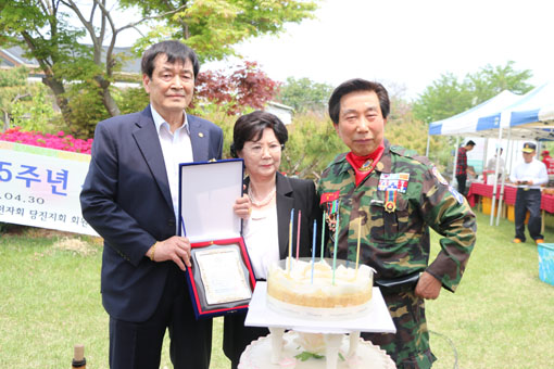 ▲ 대아우렁이식당을 운영하고 있는 김길례 대표와 월남참전자회 김동명 회장 부부가 생일을 맞아 잔치를 개최했다.
