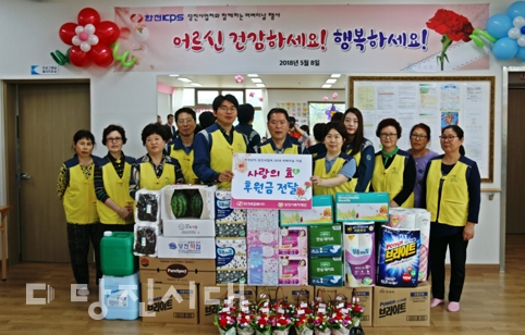 ▲ 한전KPS(주) 당진사업처가 어버이날을 맞아 석문요양원에서 사회공헌활동을 펼쳤다.