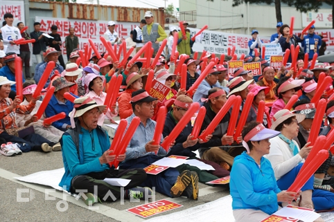 ▲ 석문면개발위원회 임시총회가 열린 지난 7일 고압 송전선로 추가 건설을 반대하는 주민들이 석문면사무소 앞에서 집회를 실시했다.