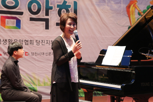 ▲ 이재향 피아니스트가 연주에 앞서 인사말을 전하고 있다.
