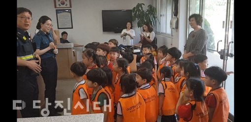 ▲ 아이캔어린이집 원아들이 당진경찰서 송악파출소에서 견학의 시간을 가졌다.