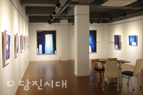▲ 스며들다 전이 열리고 있는 순성미술관