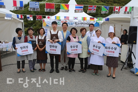 ▲ 지난 15일 당진시농업기술센터 일원에서 열린 당진 맛자랑 요리 경연대회에 참가한 수상자들의 모습