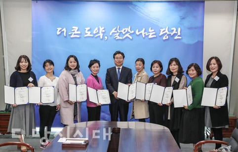 ▲ 당진시가 2018년 열린어린이집으로 총 10곳을 지정했다. 사진은 지난달 31일 지정서 전달식