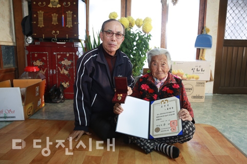 ▲ 독립운동가 故 김영찬 옹의 후손인 김채금 할머니와 아들 유원종 씨