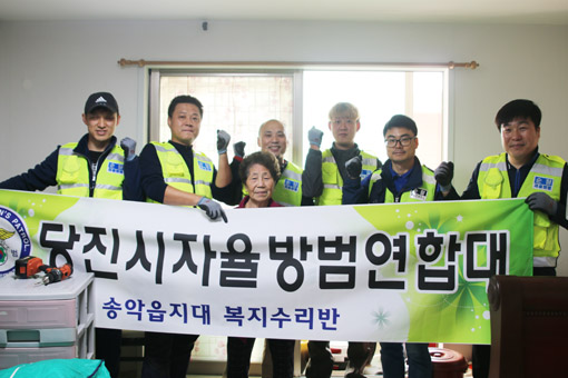 ▲ 지난 13일 자율방범연합대 송악읍지대가 독거노인의 이사를 도왔다.