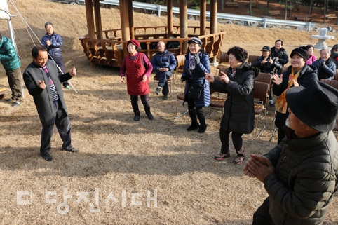 ▲ 송악읍 반촌2리에서 직거래 장터가 열리는 가운데 지난 15일 작은 그림 전시회와 주민 노래자랑이 진행됐다.