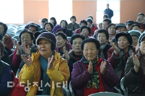 ▲ 기지시문화마을추진위원회가 주민 어울림 축제를 지난 15일 송악문화스포츠센터에서 개최했다.