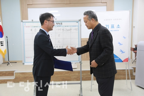 ▲ 당진시장상인회 고성호 선거관리위원장(오른쪽)이 투표를 통해 당선된 정제의 회장(왼쪽)에게 당선증을 교부했다.