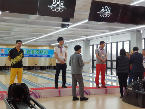 ▲ 제12회 전국 농아인 볼링대회가 열린 가운데, 김연호 선수(맨 왼쪽)가 개인전 종합 2위를 차지했다.