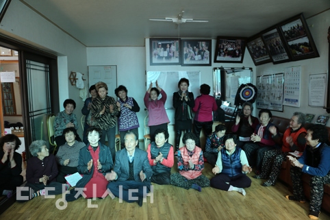 ▲ 지난 3일 노래교실에 참여하고 있는 면천면 삼웅2리 노인들의 모습