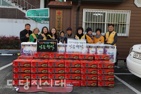 ▲ 대한적십자사 당진2동봉사회가 연말을 맞아 지난달 31일 독거노인들에게 라면과 휴지를 전달했다.