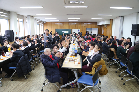 ▲ 해나루시민학교(교장 문선이)가 2018학년도 종업식을 지난 21일 구 군청사에 위치한 해나루시민학교에서 개최했다.