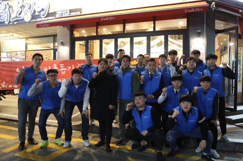 ▲ 석문청년연합회가 어려운 이웃돕기 일일호프를 지난 26일 열었다.